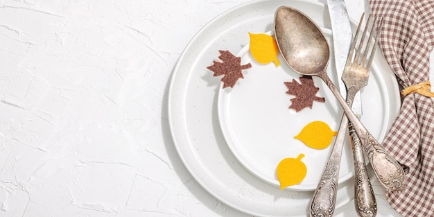 Plato servido en mesa familiar